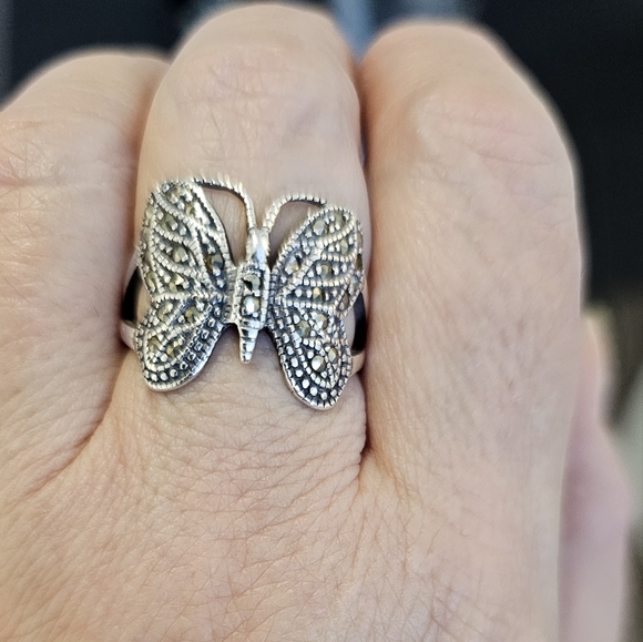 Sterling silver ring with marcasite stones. - Picture 3 of 5